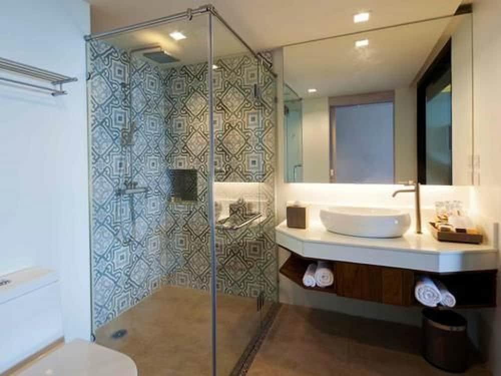 Deluxe King Room with Sea View - Non-Smoking