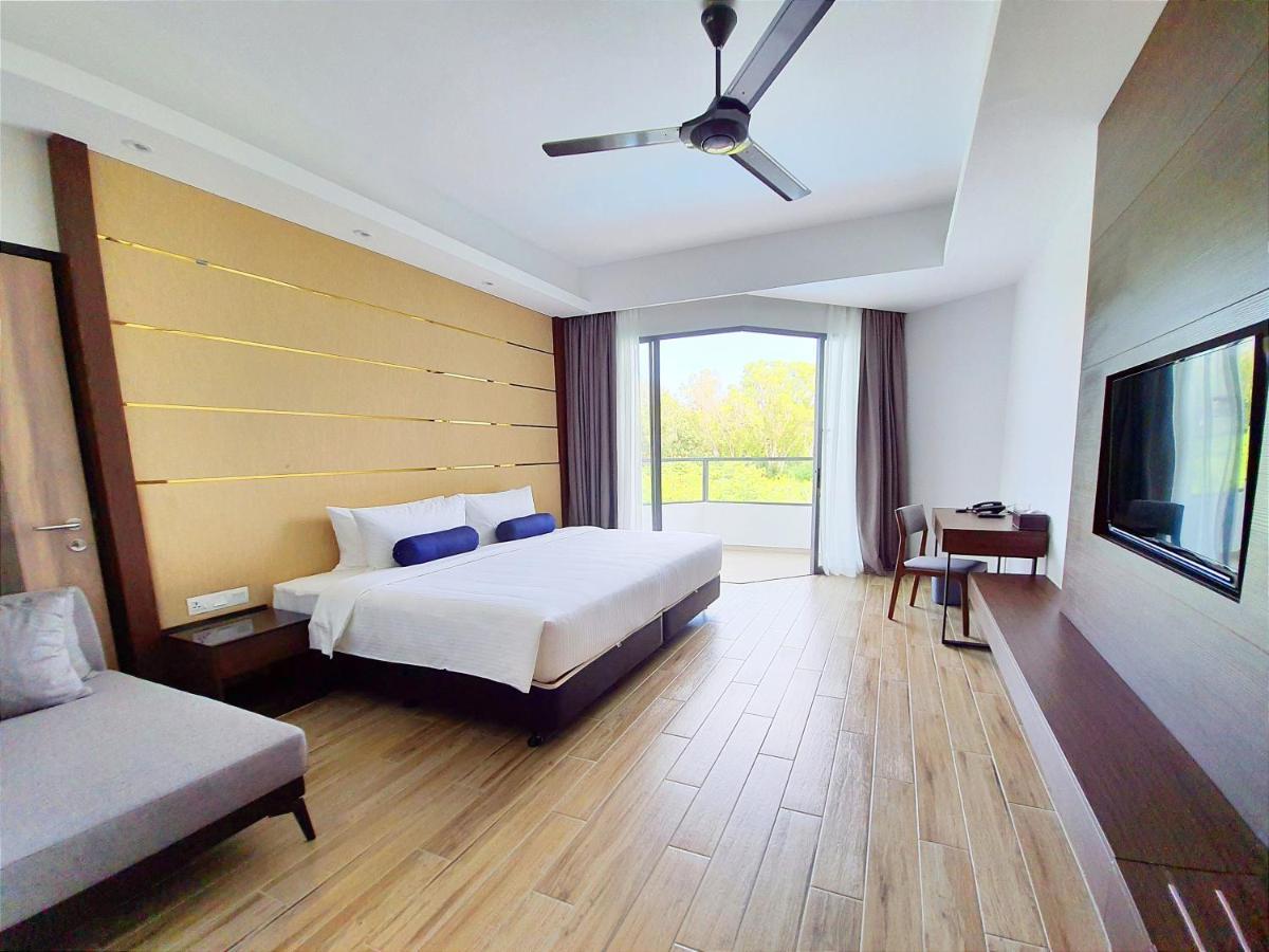 Deluxe King (partial sea view)