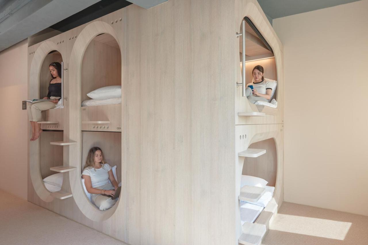 Single Capsule in a 10-Capsule Female-Only Room (2)
