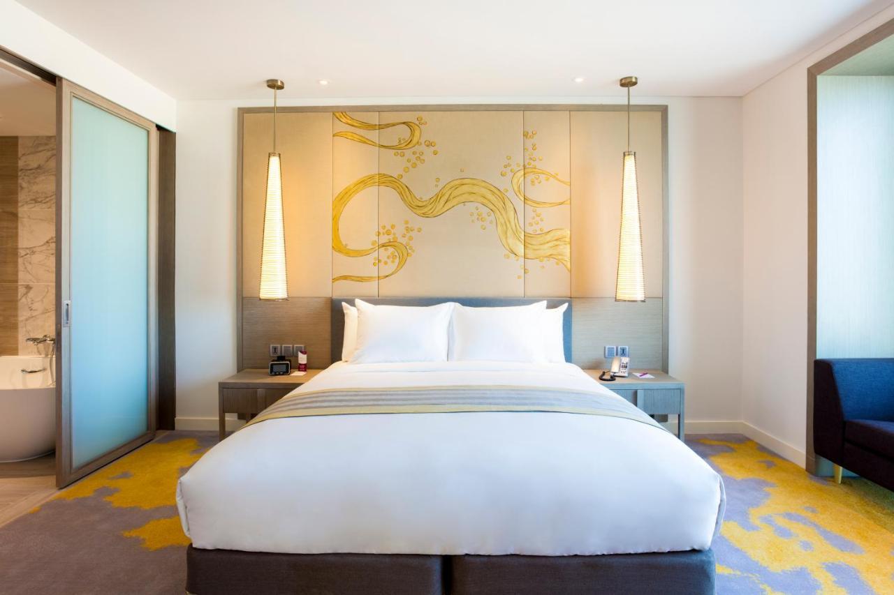 Standard Zimmer mit Kingsize-Bett und Poolblick