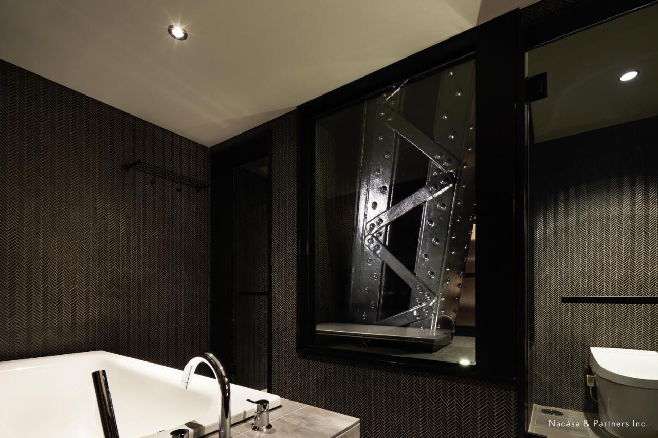 Corner Suite with Park View