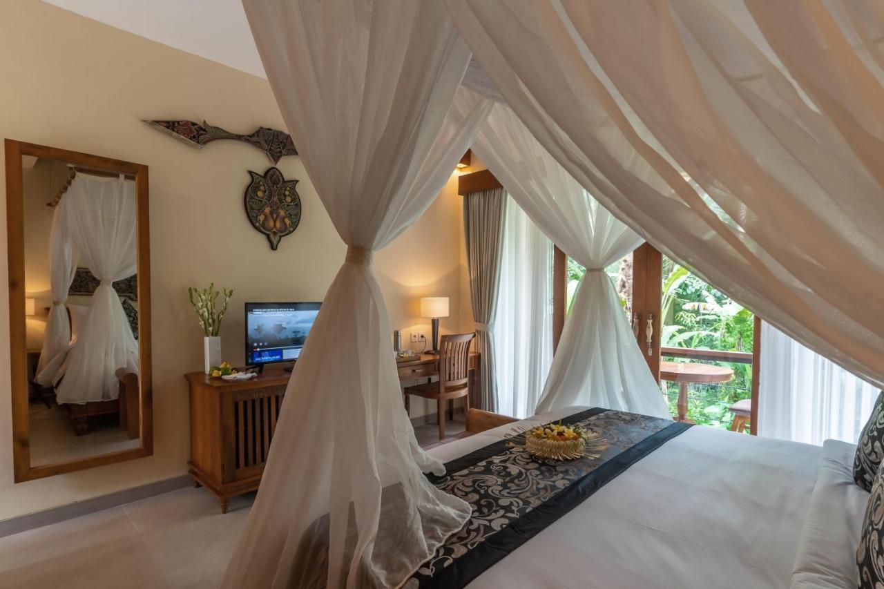 Zimmer mit Kingsize-Bett und Whirlpool