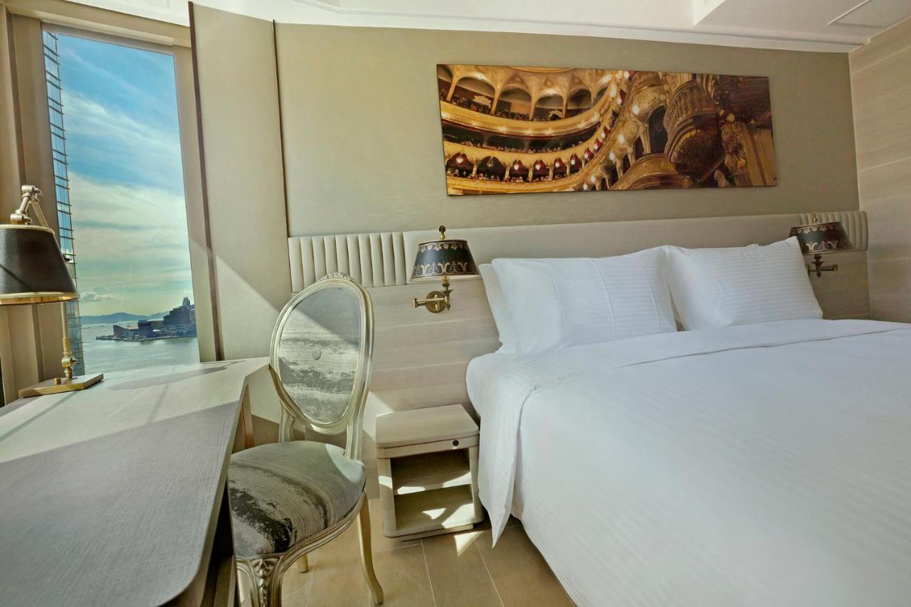 Alex Queen Suite