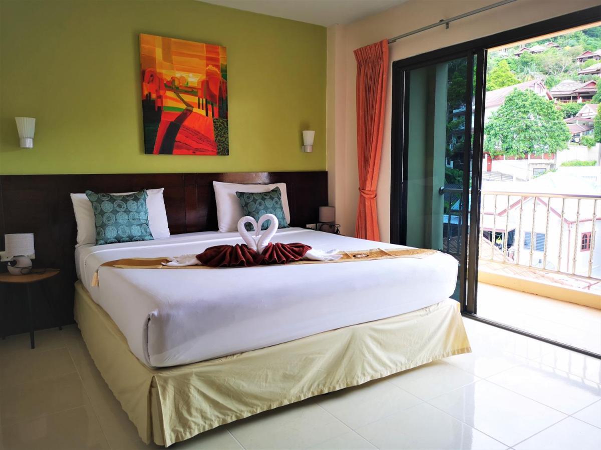 Habitación con cama extragrande y vistas a la montaña