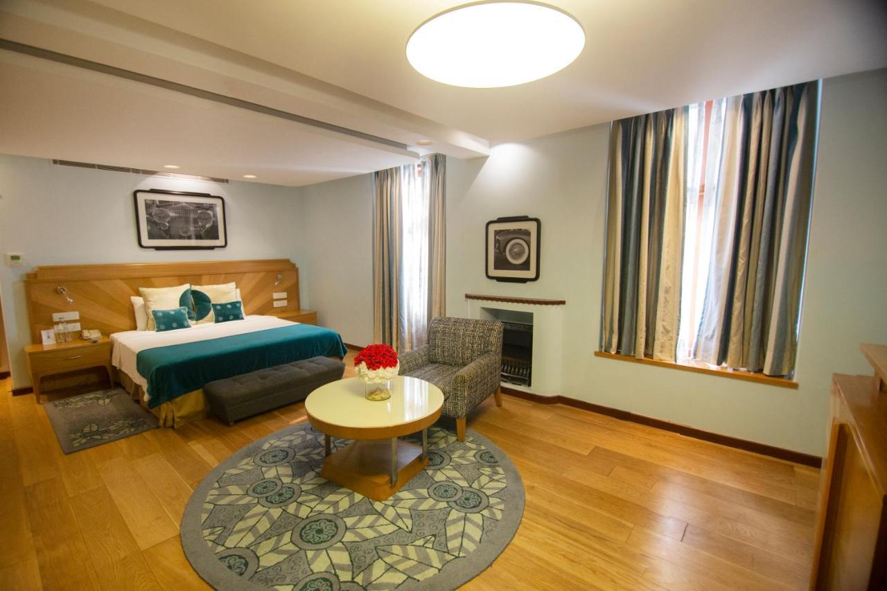 Premium Room Double Bed with 15% off on Food and Soft Beverages, Happy Hours (Buy 1 & Get 1) on select menu at InSomnia