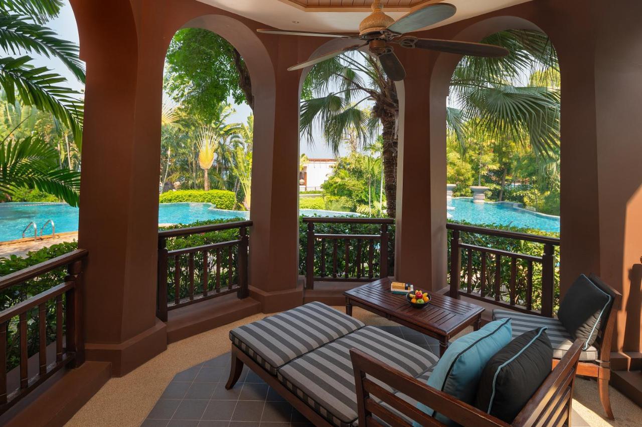 Queen Junior Suite with Pool - Club Lounge Access