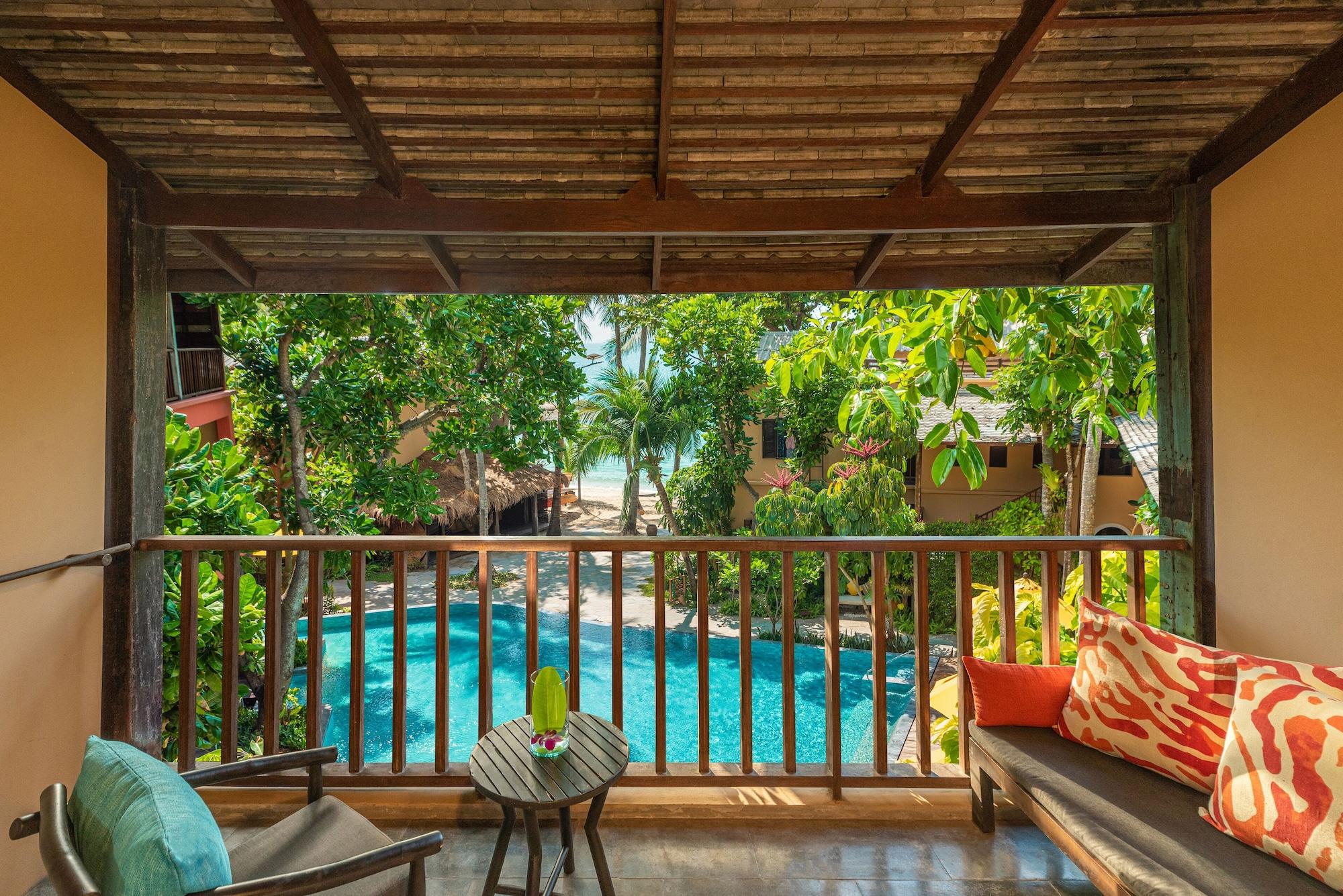 Deluxe King Room Pool View