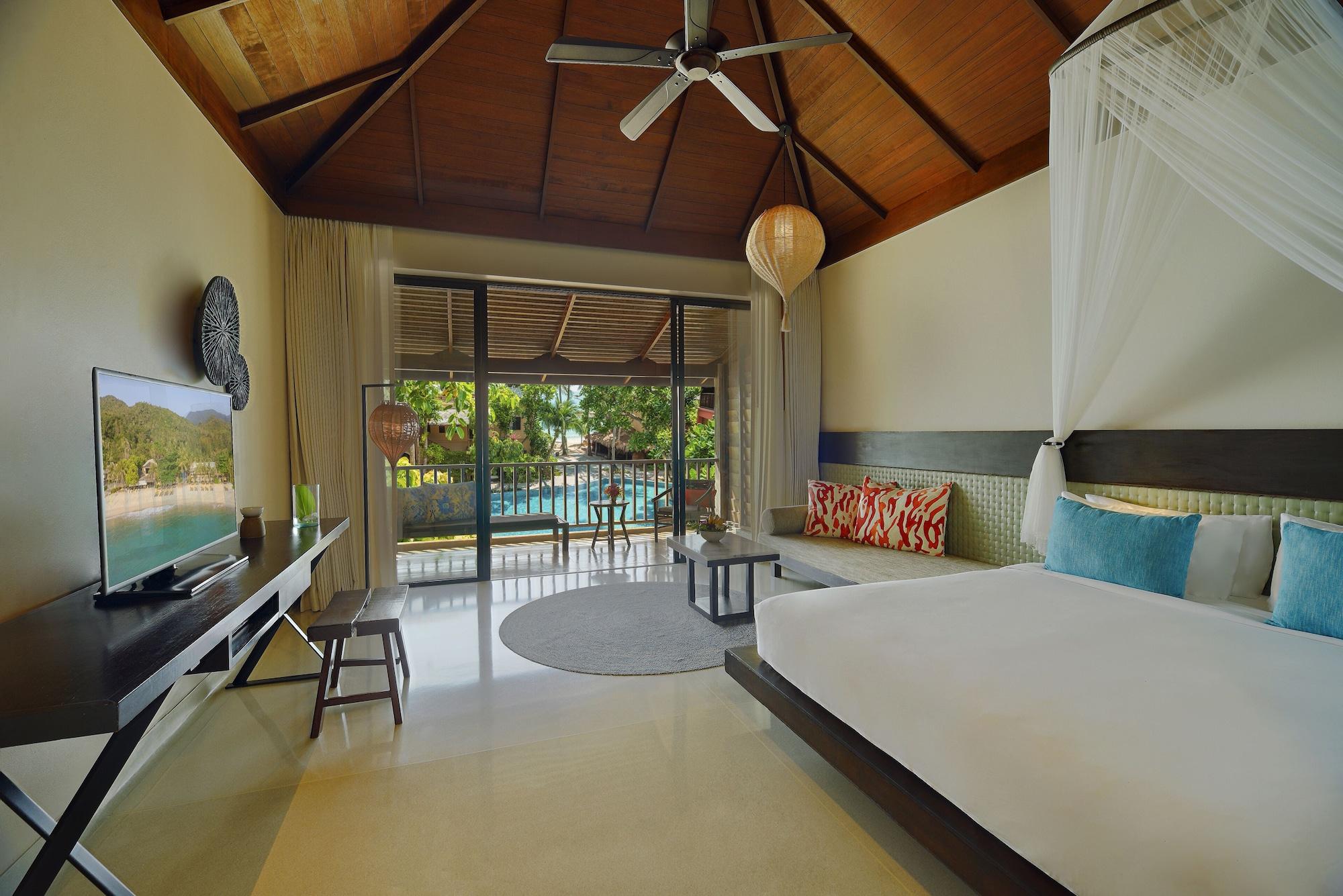 Deluxe King Room Pool View