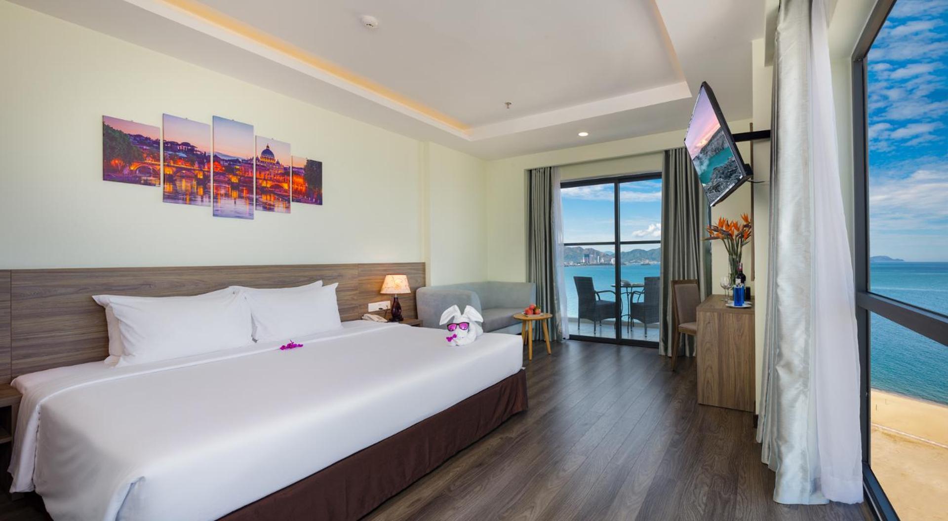 Suite with Balcony and Sea View