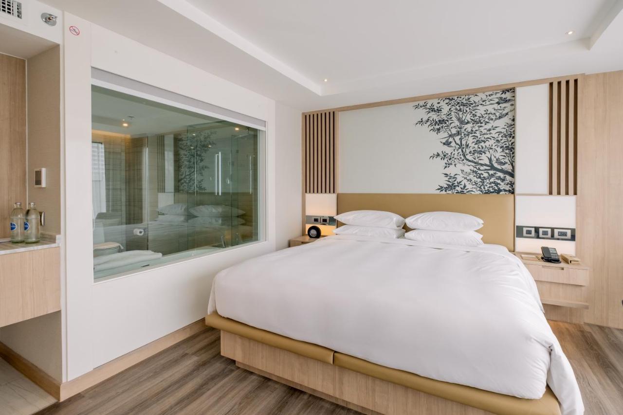 Deluxe King Room with City View