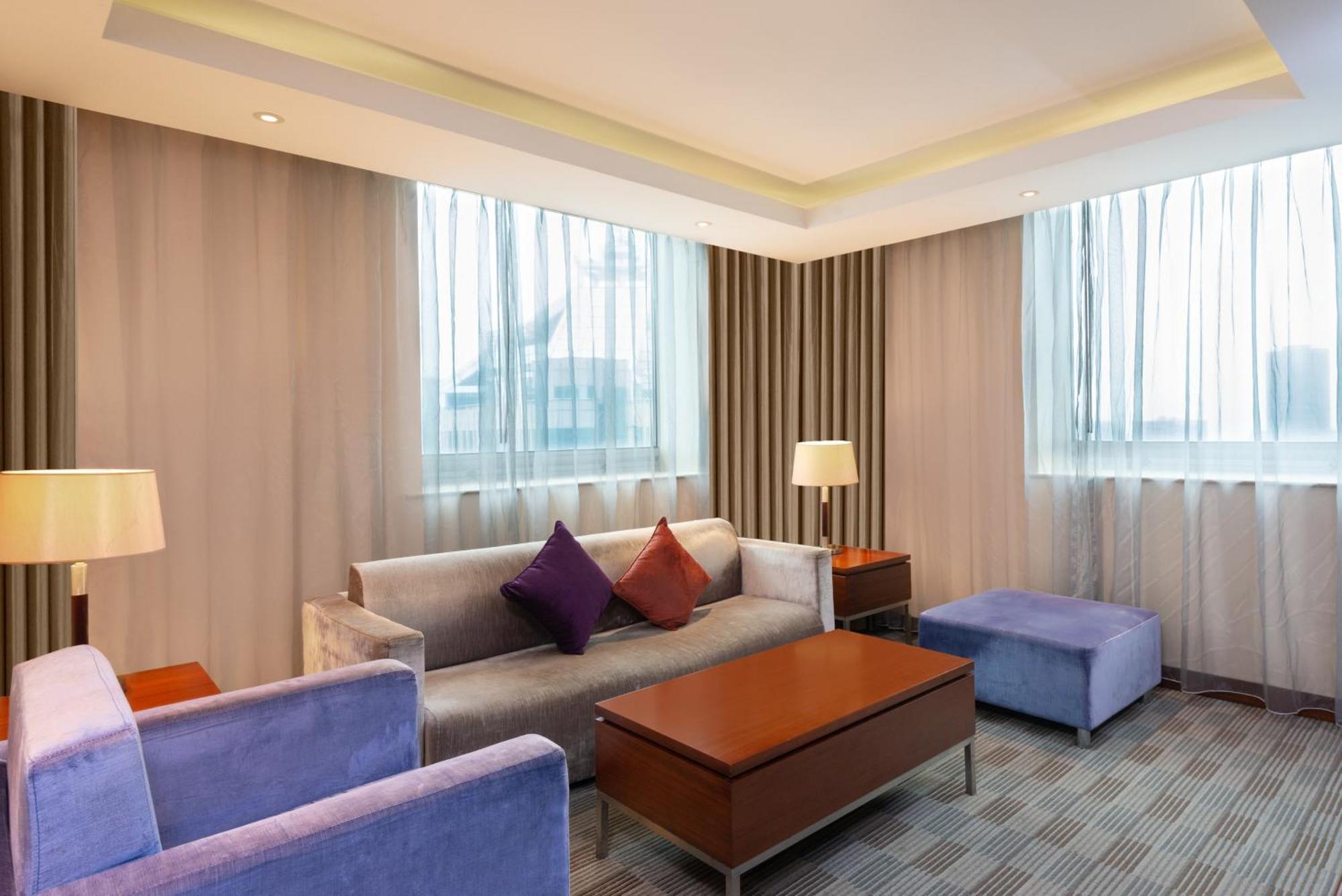 1 King One-Bedroom Suite Living lounge Access