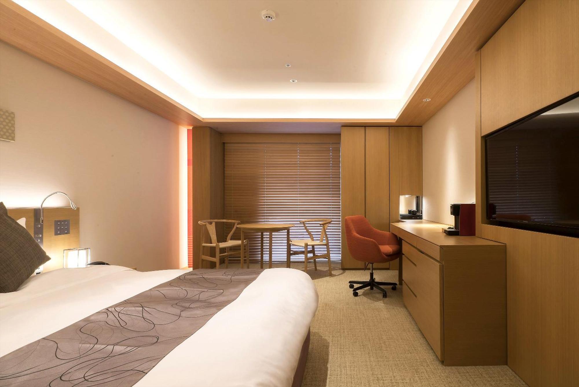 Habitación estándar con cama extragrande y minibar