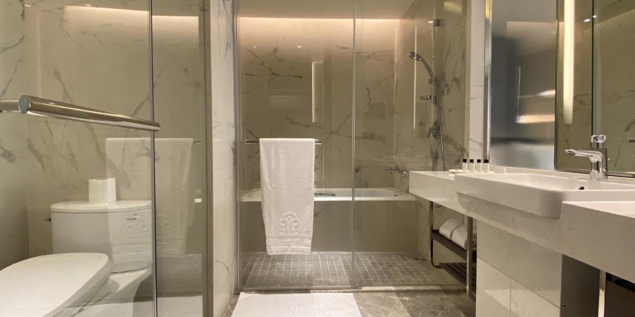 Executive Deluxe Room (King/Twin Beds) - One free airport drop-off