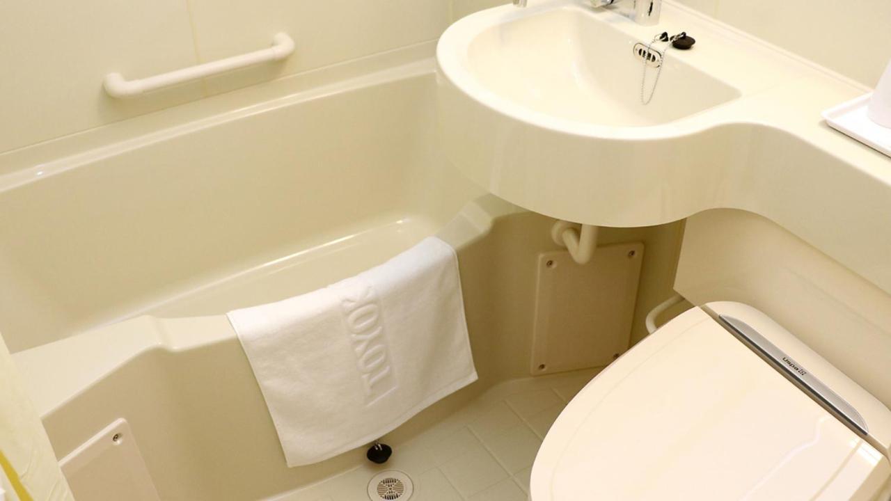Standard Twin Room with a Shower & Bath Room between Beds - Smoking