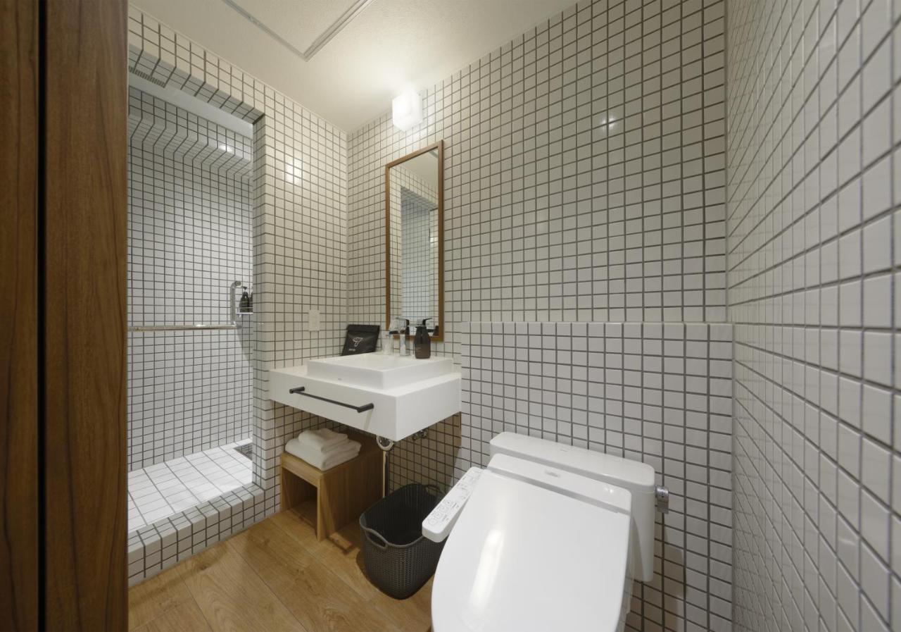 Queen Room Shower only,1695819422:JPEG