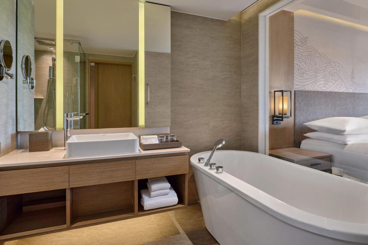 Chambre Plus Spacieuse avec 2 Lits Doubles et Terrasse - Vue sur Piscine