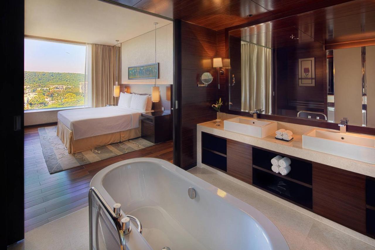 Executive Suite with Bath Tab, Skyline View, Executive Lounge Access