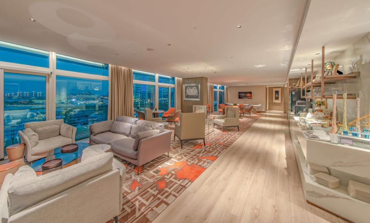 1 King Navigator Suite High Floor Lounge Access Lake View