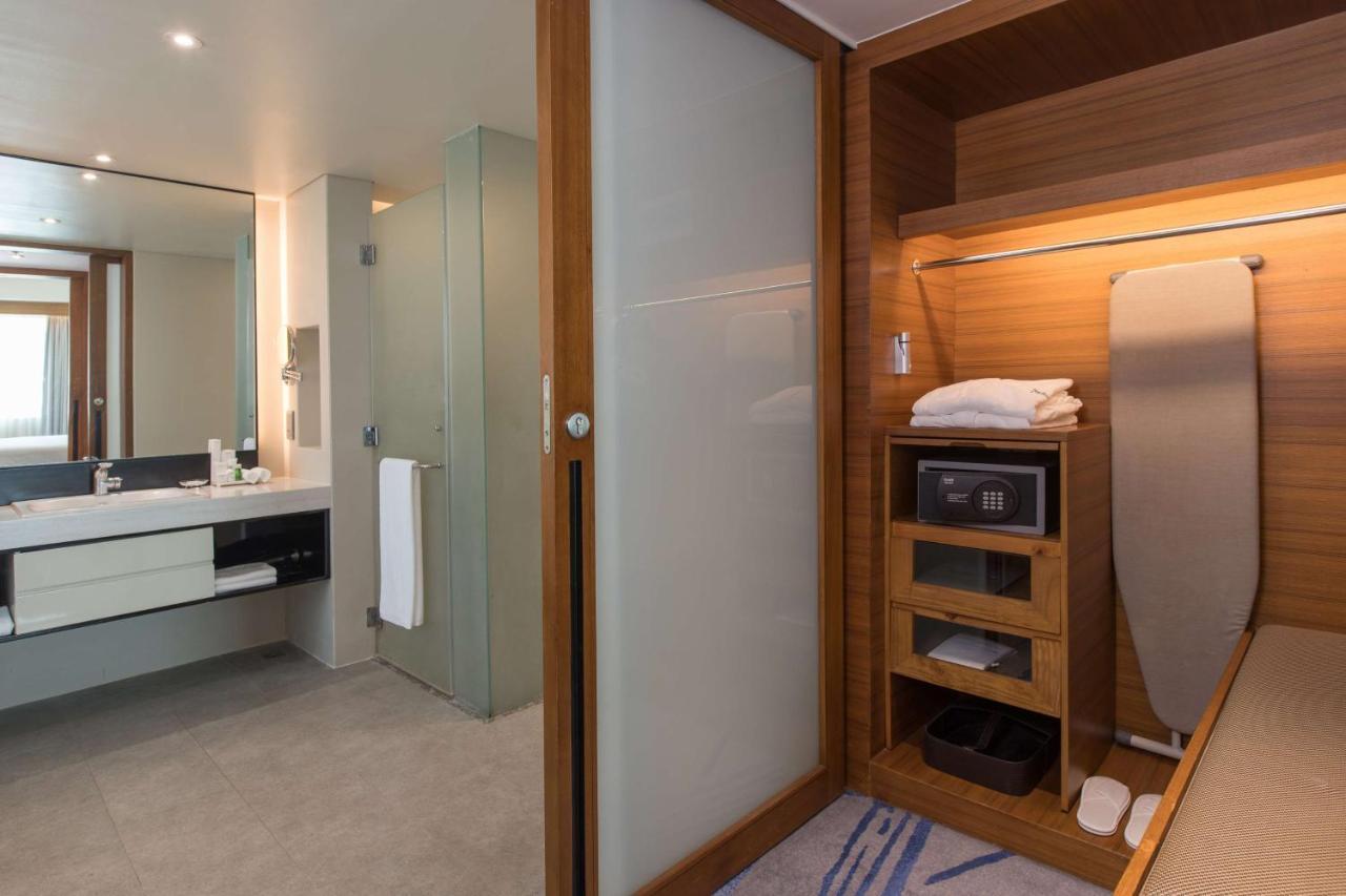 Suite Lounge access Harbor View