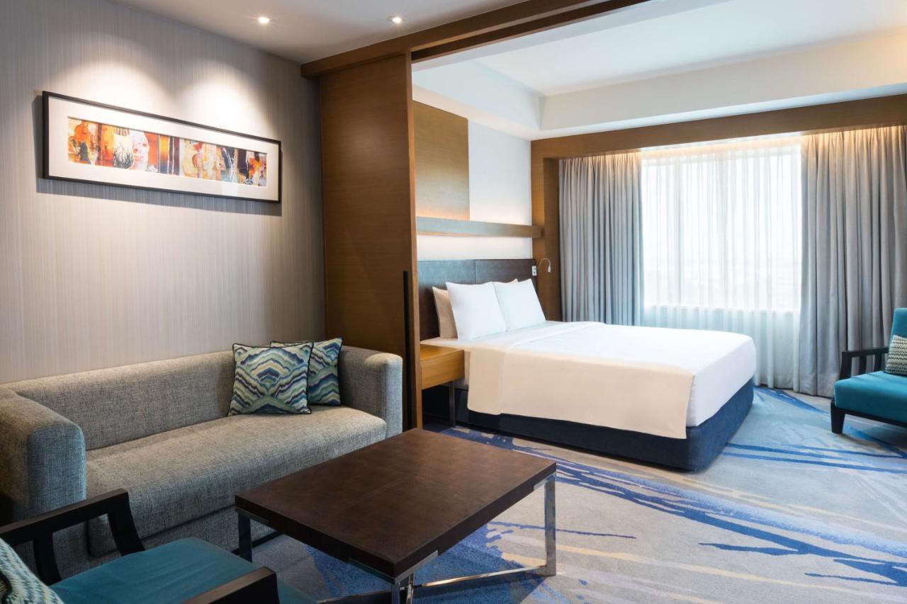 Junior Suite Lounge access