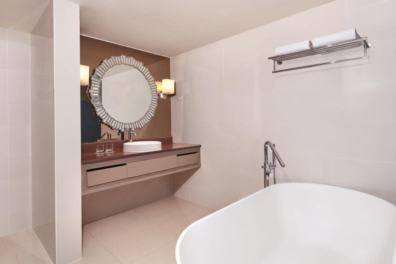 Executive Suite,1667435769:JPEG