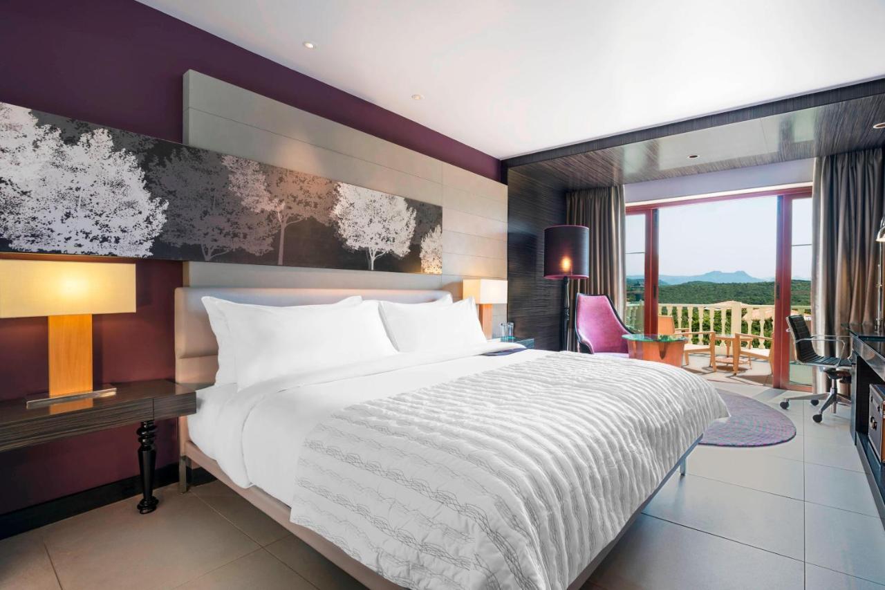 1 King Bed, Guest Room