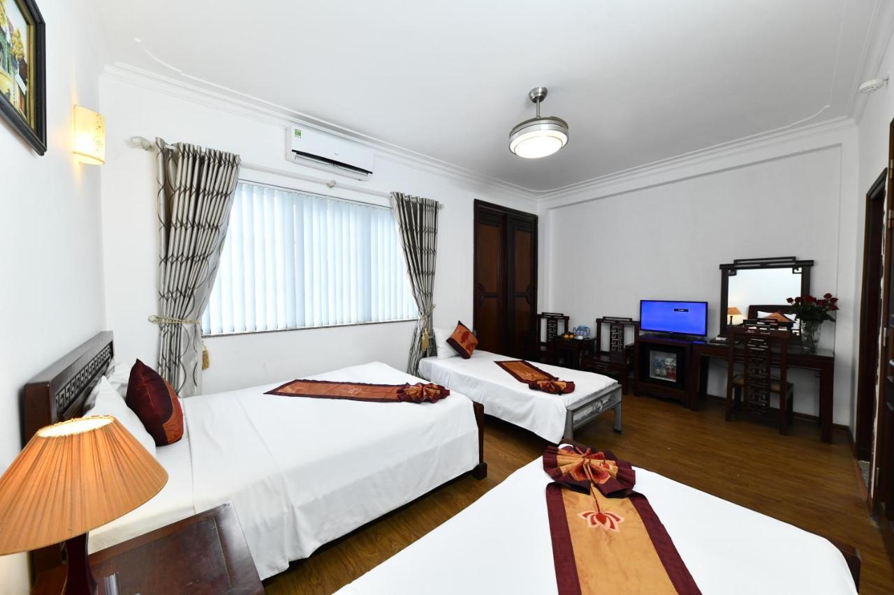 Family Room,1558175392:JPEG
