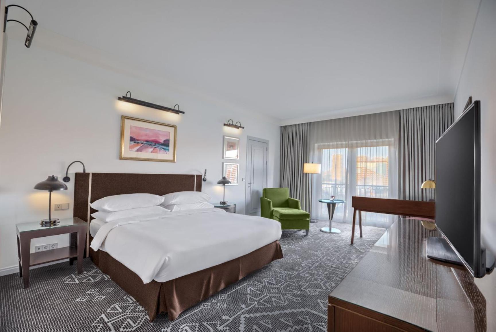 Zimmer mit Kingsize-Bett und Balkon