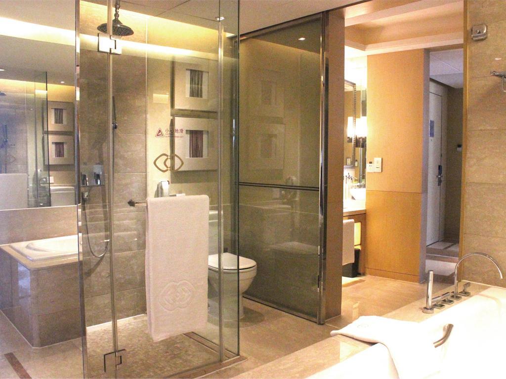 Luxury Twin Room with City View - Club Sofitel