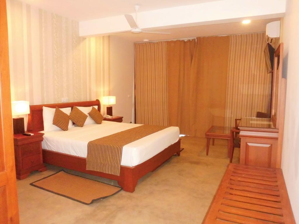 Habitación con cama grande y vistas al mar