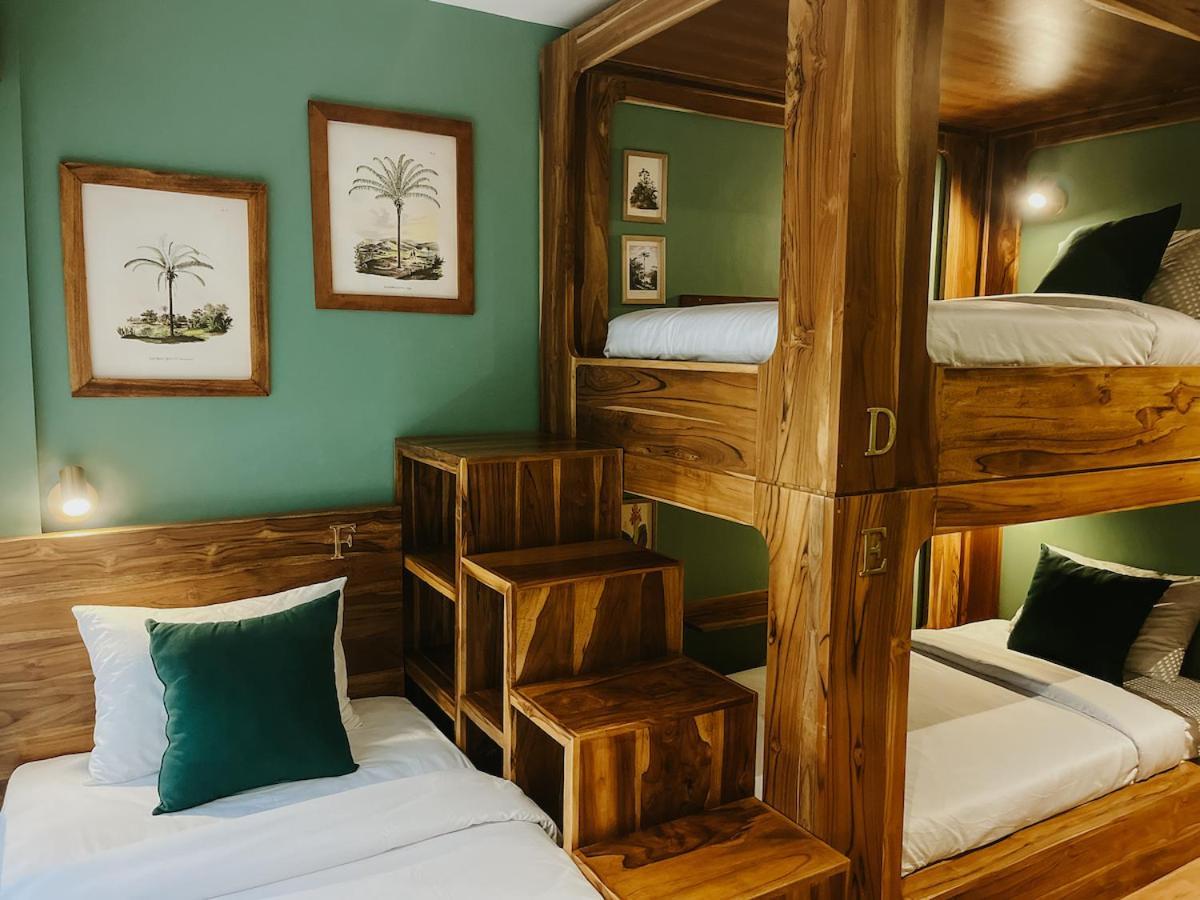 Cama em Dormitório Misto com 6 Camas