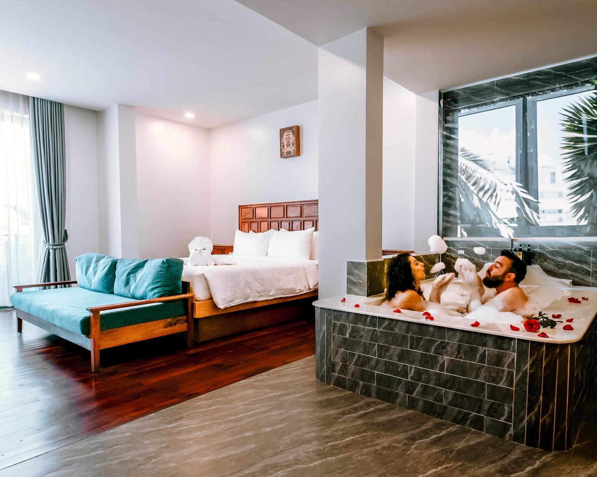 Suite con cama grande y balcón
