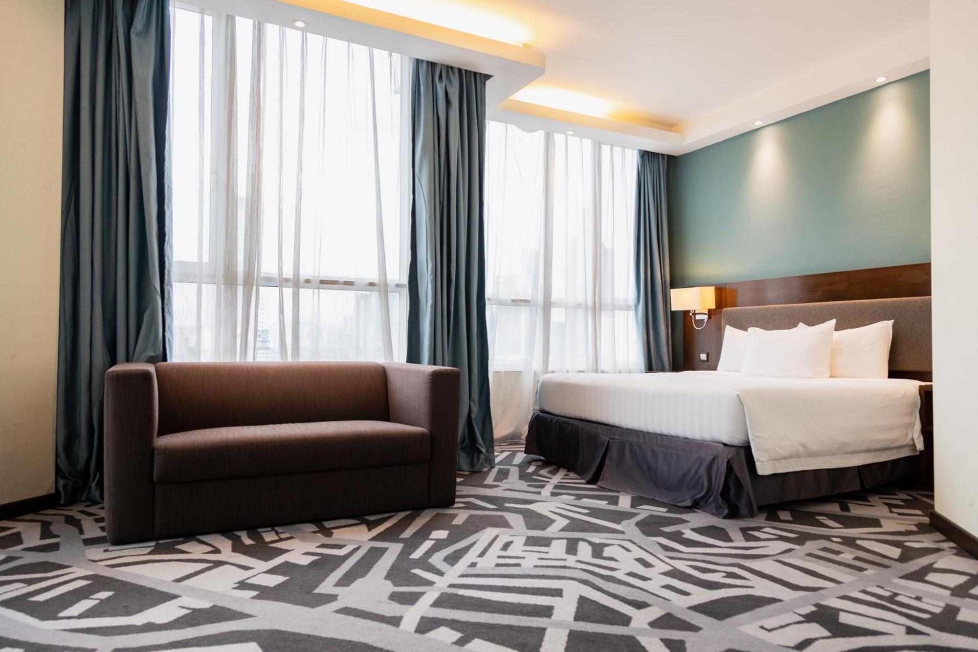 Executive Suite,1221375253:JPEG