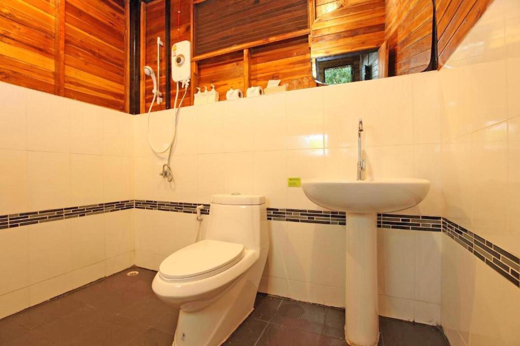 Quarto Superior com 2 Camas de Solteiro e Vista do Mar