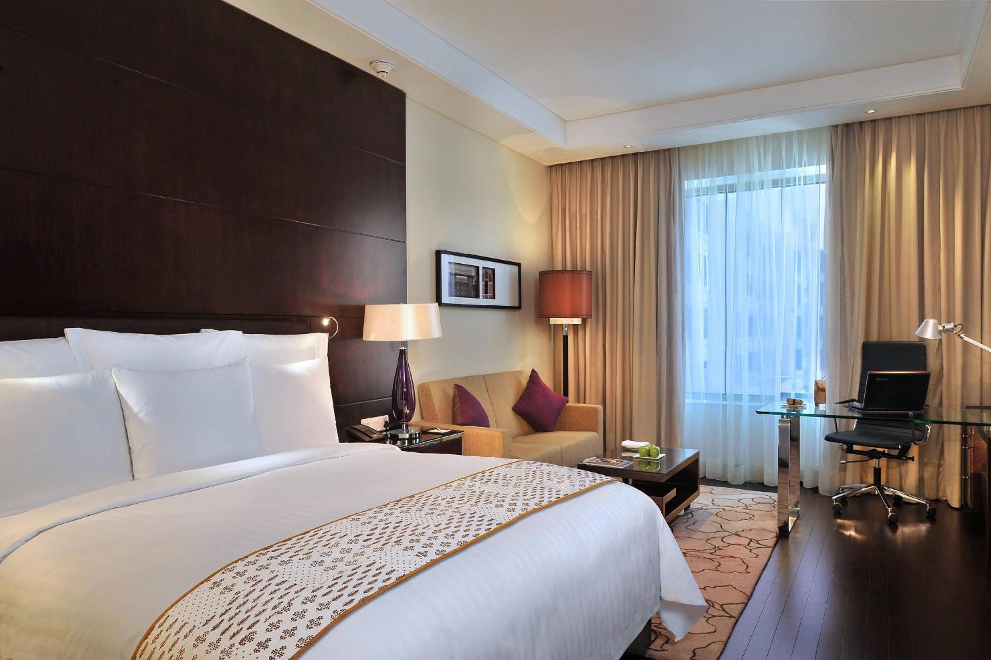 Executive King with Bath Tub, Cocktail Hours at Lounge18 with IMFL liquor(6PM - 8PM), INR 1000 Credit per stay on spa, food, soft beverages (non-cumulative), B1G1 on selected beer brands during 4PM-6PM at Lounge18, Happy hrs at Jaipur Baking Company 