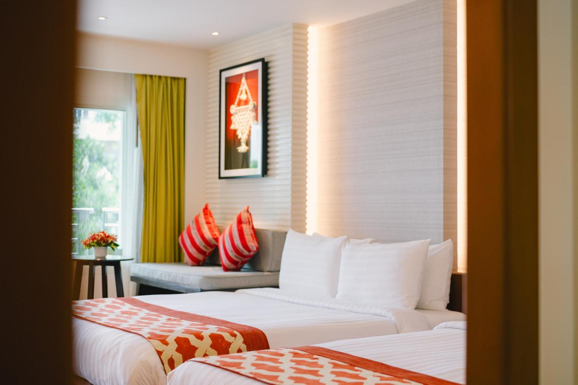 Premier Deluxe Kamer met 1 Queensize Bed en 1 Eenpersoonsbed - Geschikt voor 2 Volwassenen en 2 Kinderen - Uitzicht op het Zwembad