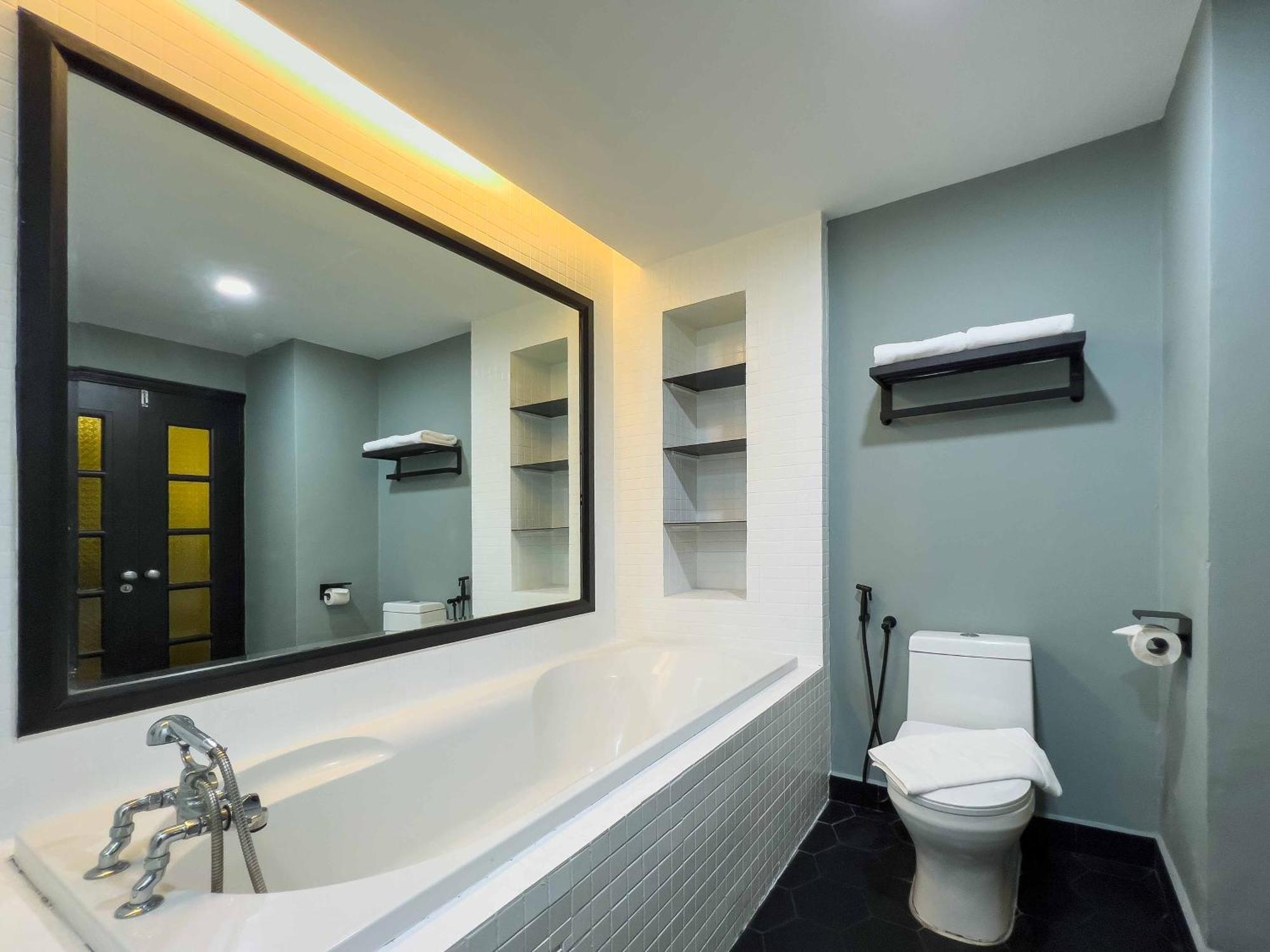 Deluxe Double Room with Balcony (Costa King Room)