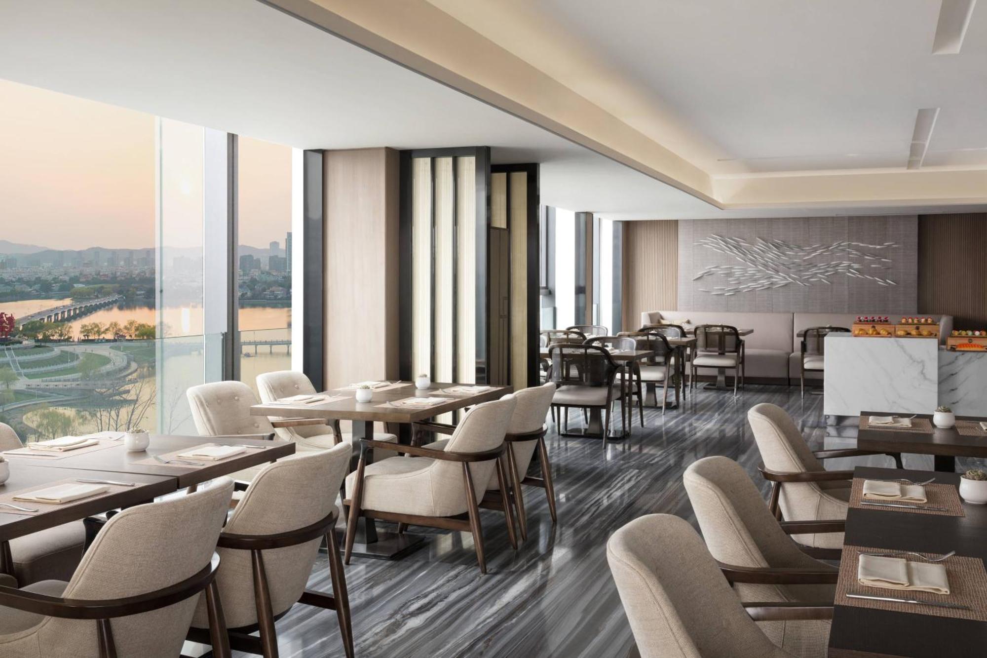 Apartment with King Bed and Lake View - Club Lounge Access
