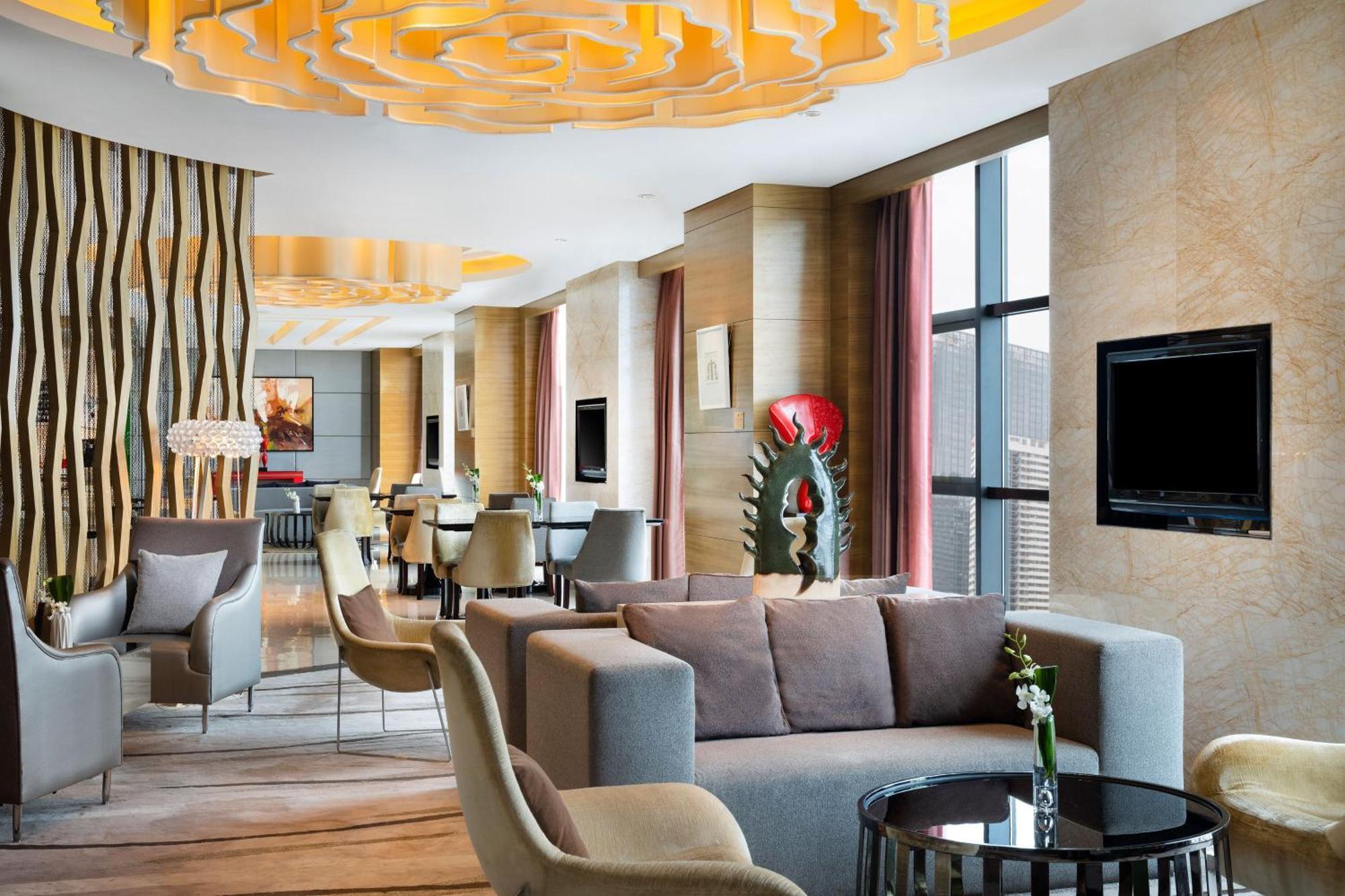 Club Twin Room with City View and Lounge Access