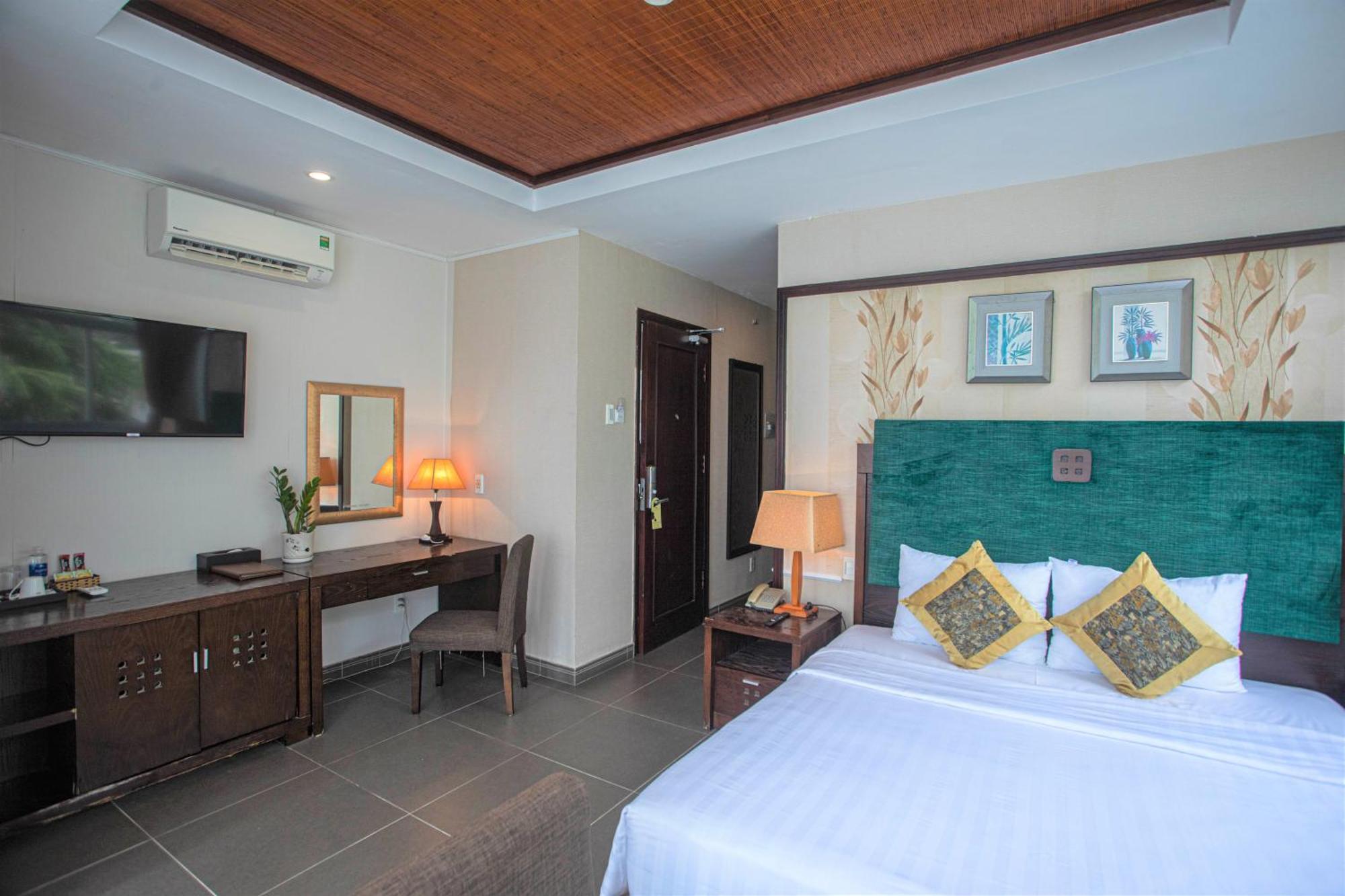 Premium Deluxe Double Room with Garden View