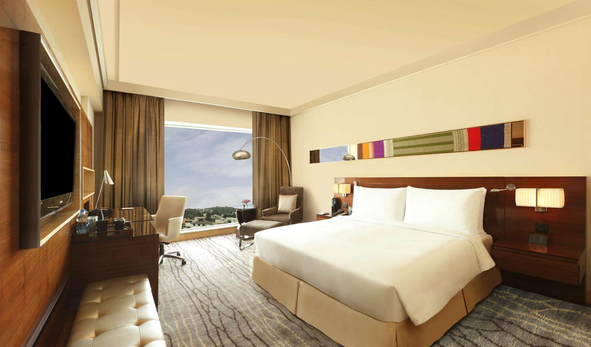 Executive Zimmer mit Kingsize-Bett und Zugang zur Executive Lounge