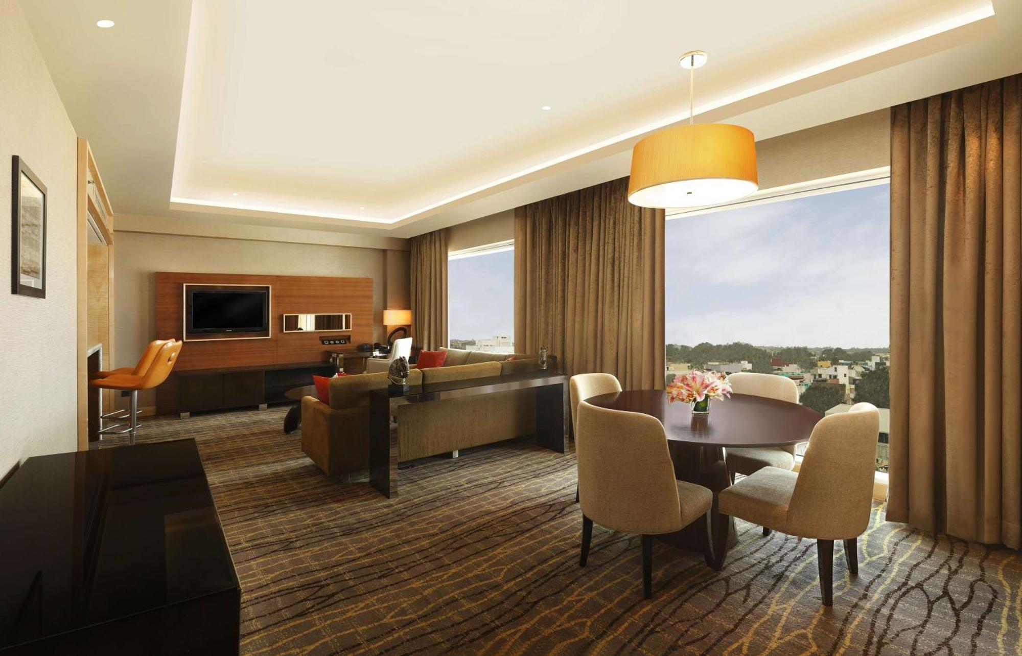 Executive Suite mit Kingsize-Bett und Zugang zur Lounge