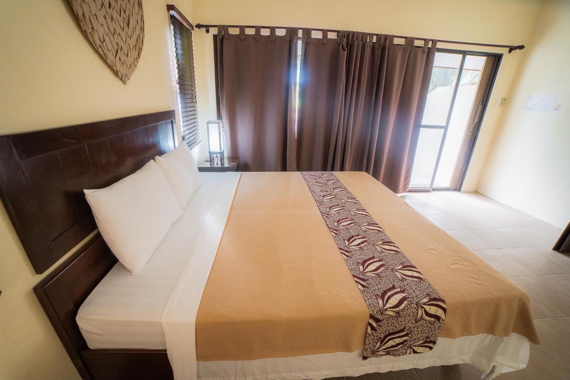 Deluxe Queen Room,1553335843:JPEG