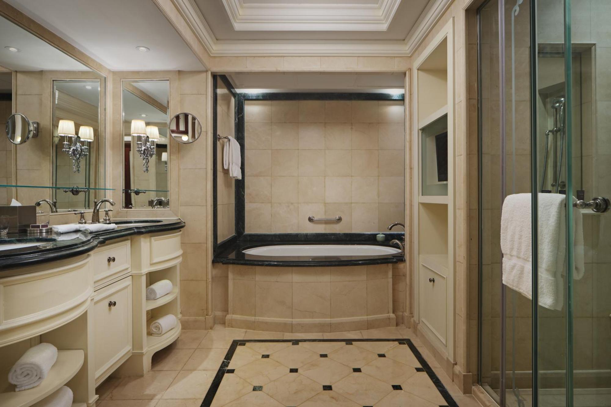 Deluxe Room 1 King