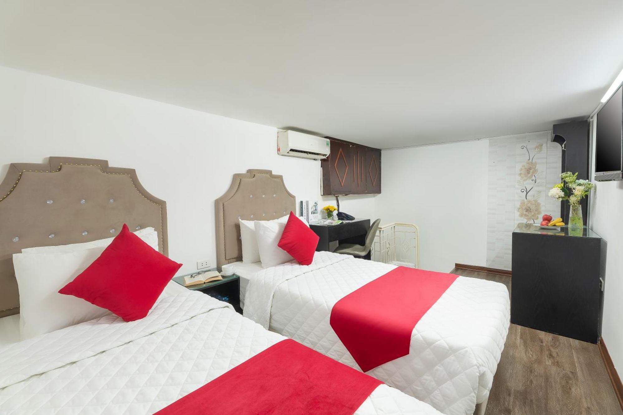 Quarto Simples com 2 Camas de Solteiro e Banheiro Compartilhado