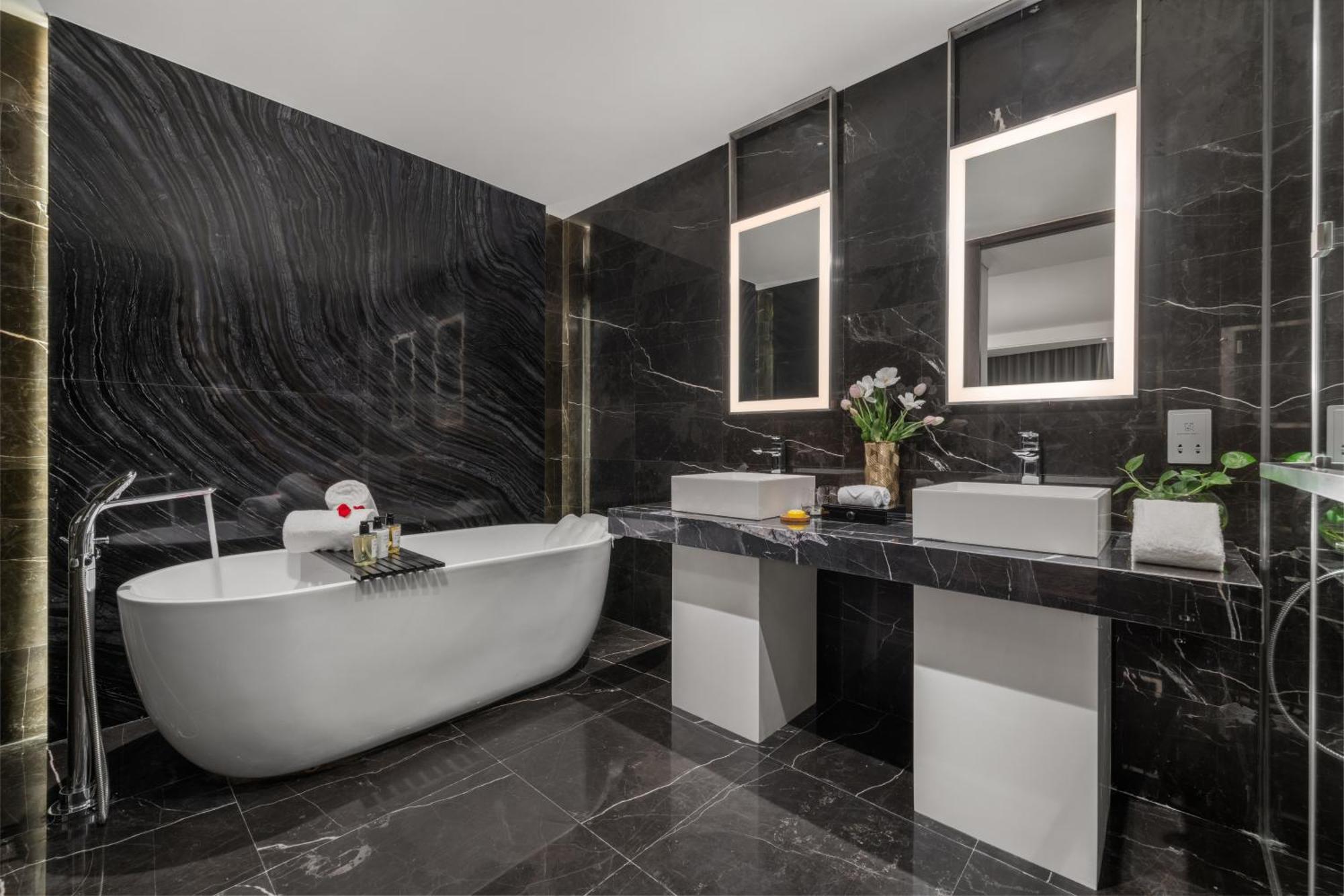 One-Bedroom Suite with River View - Lounge Access