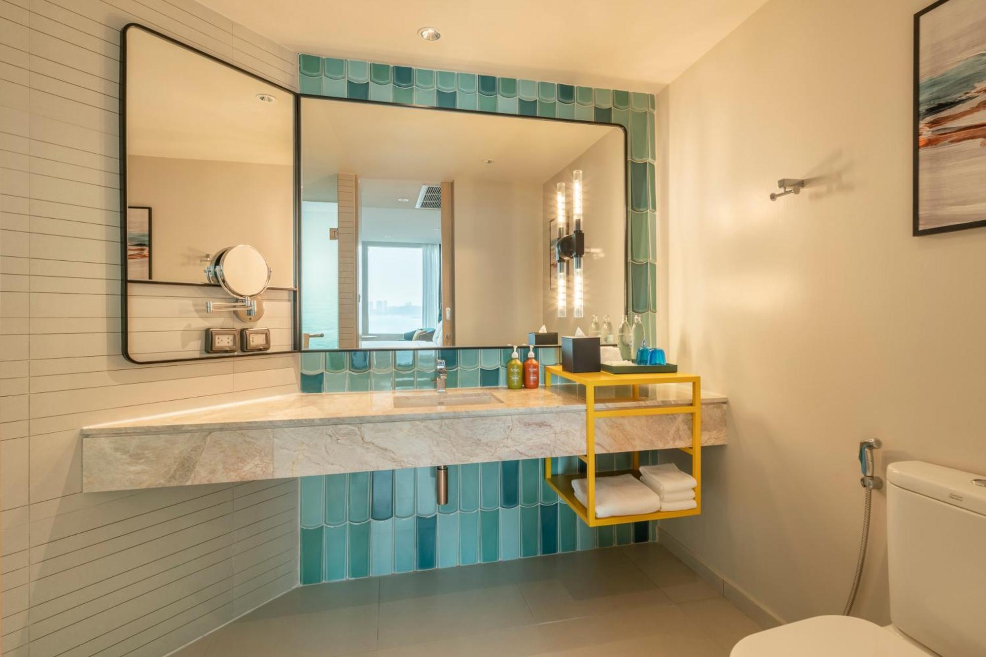 Standard King Room Pattaya Beach view Bay Tower