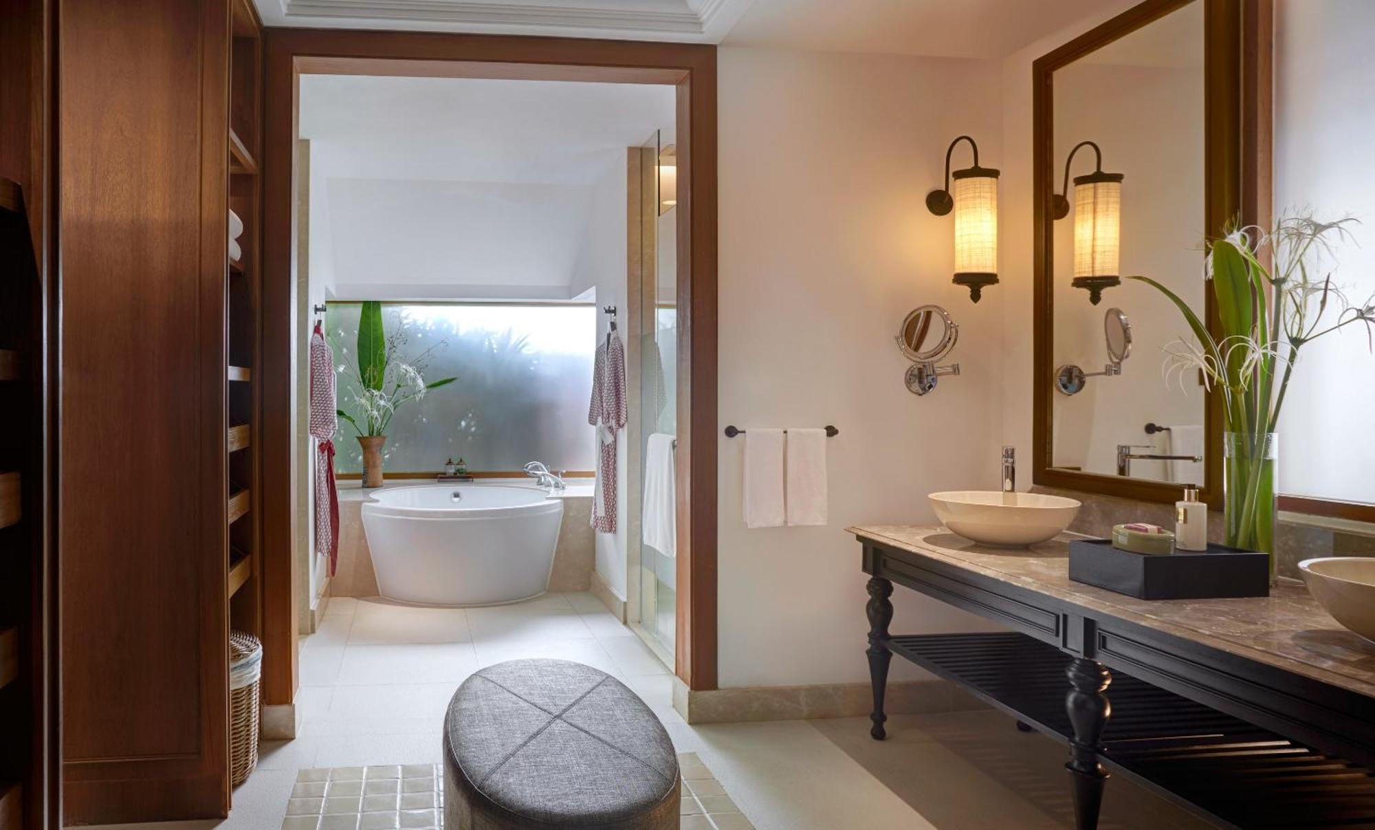 Deluxe Villa aan het Strand met Dompelbad