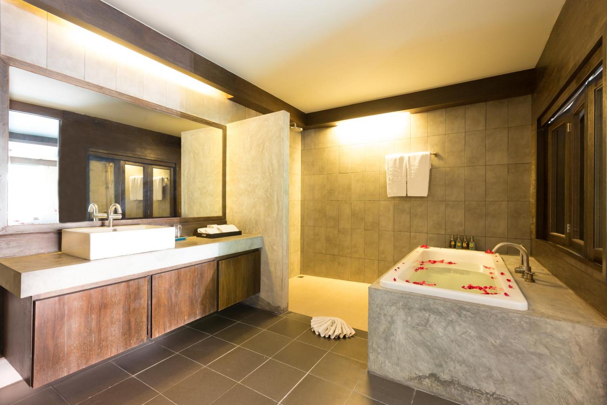 Grand Deluxe Double or Twin Room Pool Access