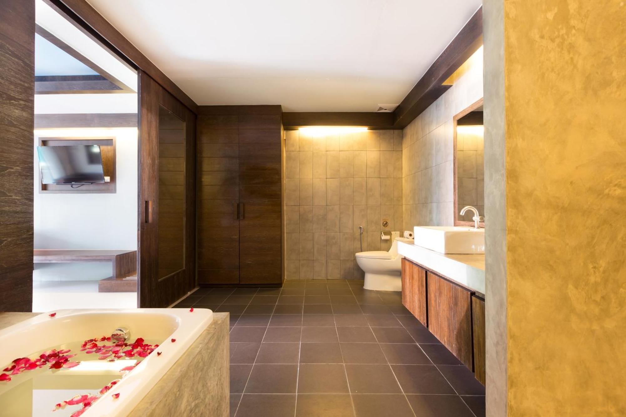 Grand Deluxe Double or Twin Room Pool Access